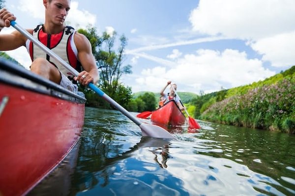 Les possibilités inouïes du canoë-kayak: sports de pagaie, randonnée, surfski et kayak de mer